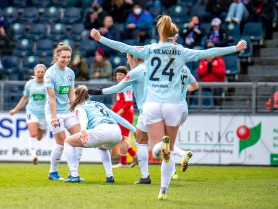 Karen Holmgaard (24 Potsdam) , Sophie Weidauer (14 Potsdam) und MaÅ‚gorzata Mesjasz (8 Potsdam) jubeln über das Tor zum 1-0 beim Flyeralarm Frauen- Bundesligaspiel 1. FFC Turbine Potsdam - 1. FC Köln am 02.04.2022. Potsdam Karl-Liebnkecht-Stadion Brandenburg Deutschland