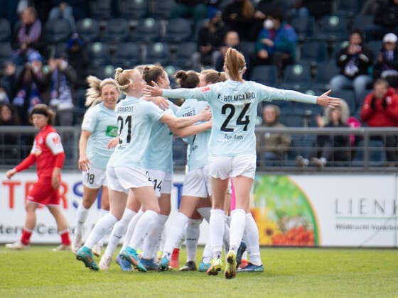 Das Team von Turbine Potsdam jubelt über das Tor beim Flyeralarm Frauen- Bundesligaspiel 1. FFC Turbine Potsdam - 1. FC Köln am 02.04.2022. Potsdam Karl-Liebnkecht-Stadion Brandenburg Deutschland