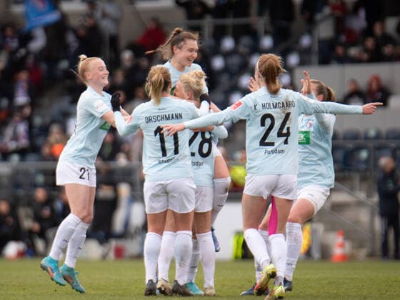 Anna Gerhardt (21 Potsdam) , Dina Orschmann (11 Potsdam) , Merle Barth (28 Potsdam) , Sophie Weidauer (14 Potsdam) , Karen Holmgaard (24 Potsdam) jubeln über das Tor zum 2-0 beim Flyeralarm Frauen- Bundesligaspiel 1. FFC Turbine Potsdam - 1. FC Köln am 02.04.2022. Potsdam Karl-Liebnkecht-Stadion Brandenburg Deutschland