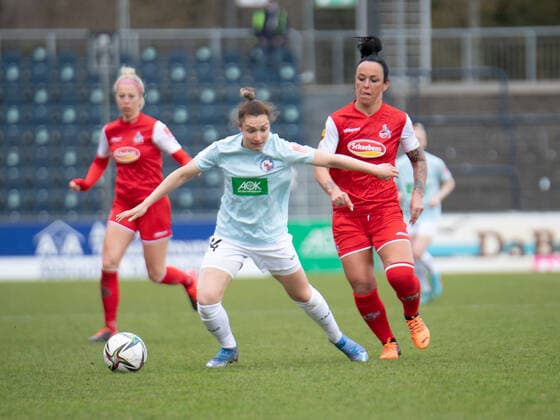Sophie Weidauer (14 Potsdam) und Peggy Kuznik (21 FC Köln) in Aktion beim Flyeralarm Frauen- Bundesligaspiel 1. FFC Turbine Potsdam - 1. FC Köln am 02.04.2022. Potsdam Karl-Liebnkecht-Stadion Brandenburg Deutschland