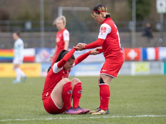 Francesca Calo (2 FC Köln) wird von Yuka Hirano (17 FC Köln) hochgezogen beim Flyeralarm Frauen- Bundesligaspiel 1. FFC Turbine Potsdam - 1. FC Köln am 02.04.2022. Potsdam Karl-Liebnkecht-Stadion Brandenburg Deutschland