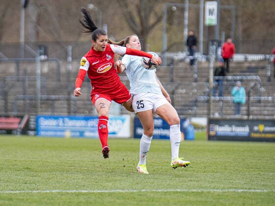 Francesca Calo (2 FC Köln) und Melissa Kössler (25 Potsdam) in Aktion beim Flyeralarm Frauen- Bundesligaspiel 1. FFC Turbine Potsdam - 1. FC Köln am 02.04.2022. Potsdam Karl-Liebnkecht-Stadion Brandenburg Deutschland