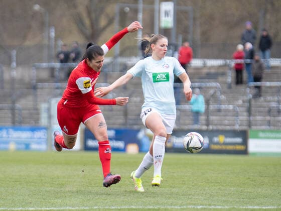 Francesca Calo (2 FC Köln) und Melissa Kössler (25 Potsdam) in Aktion beim Flyeralarm Frauen- Bundesligaspiel 1. FFC Turbine Potsdam - 1. FC Köln am 02.04.2022. Potsdam Karl-Liebnkecht-Stadion Brandenburg Deutschland