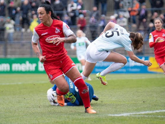 Elvira Herzog (34 FC Köln) hält den Ball gegen Melissa Kössler (25 Potsdam) beim Flyeralarm Frauen- Bundesligaspiel 1. FFC Turbine Potsdam - 1. FC Köln am 02.04.2022. Potsdam Karl-Liebnkecht-Stadion Brandenburg Deutschland