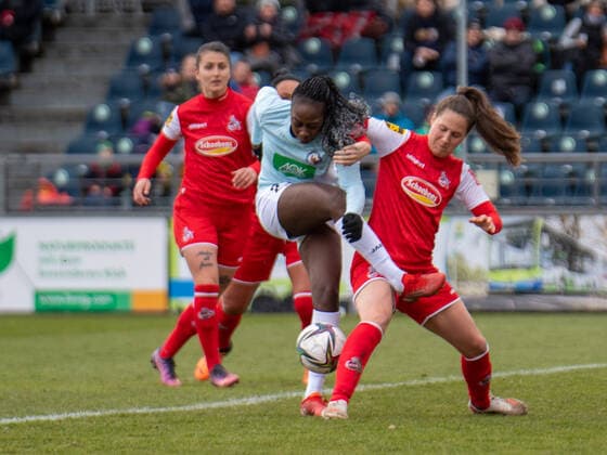 Sabrina Horvat (3 FC Köln) und Teninsoun Sissoko (23 Potsdam) in Aktion beim Flyeralarm Frauen- Bundesligaspiel 1. FFC Turbine Potsdam - 1. FC Köln am 02.04.2022. Potsdam Karl-Liebnkecht-Stadion Brandenburg Deutschland