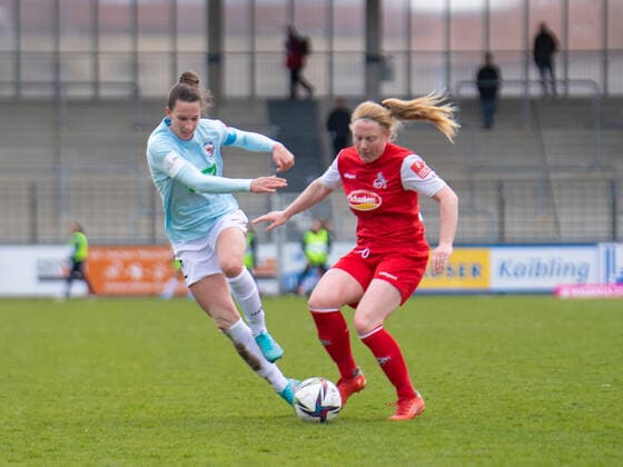 Sara Agrez (2 Potsdam) und Amber Barrett (22 FC Köln) in Aktion beim Flyeralarm Frauen- Bundesligaspiel 1. FFC Turbine Potsdam - 1. FC Köln am 02.04.2022. Potsdam Karl-Liebnkecht-Stadion Brandenburg Deutschland