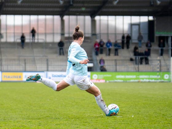 Sara Agrez (2 Potsdam) in Aktion beim Flyeralarm Frauen- Bundesligaspiel 1. FFC Turbine Potsdam - 1. FC Köln am 02.04.2022. Potsdam Karl-Liebnkecht-Stadion Brandenburg Deutschland
