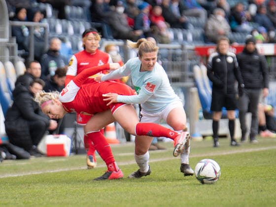 Sharon Beck (10 FC Köln) und Dina Orschmann (11 Potsdam) in Aktion beim Flyeralarm Frauen- Bundesligaspiel 1. FFC Turbine Potsdam - 1. FC Köln am 02.04.2022. Potsdam Karl-Liebnkecht-Stadion Brandenburg Deutschland