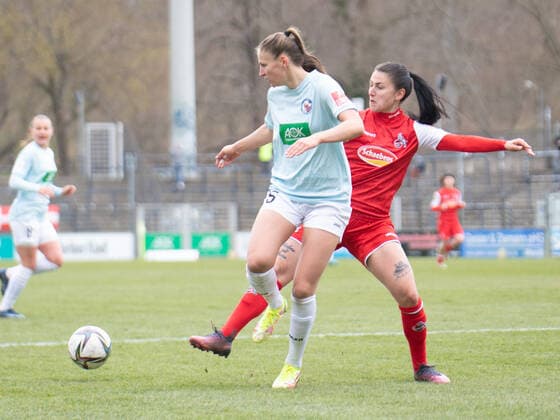 Melissa Kössler (25 Potsdam) und Francesca Calo (2 FC Köln) in Aktion beim Flyeralarm Frauen- Bundesligaspiel 1. FFC Turbine Potsdam - 1. FC Köln am 02.04.2022. Potsdam Karl-Liebnkecht-Stadion Brandenburg Deutschland