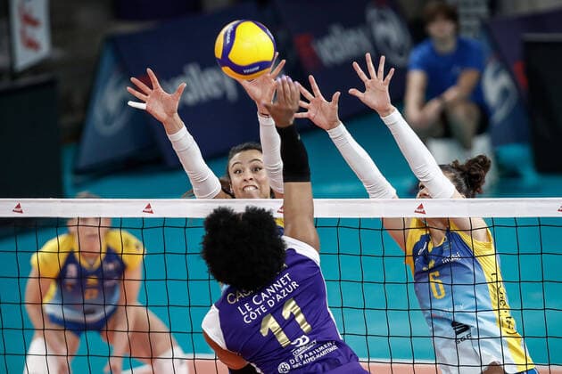 Bilder des Jahres 2022, Sport 04 April Sport Themen der Woche KW13 Heidy CASANOVA ALVAREZ (VOLERO LE CANNET) vs Jaali WINTERS (RACING CLUB DE CANNES) et Claire Davis FELIX (RACING CLUB DE CANNES) VOLLEY-BALL : Finale Femme Coupe de France - 02 04 2022 AurelienMorissard Panoramic 