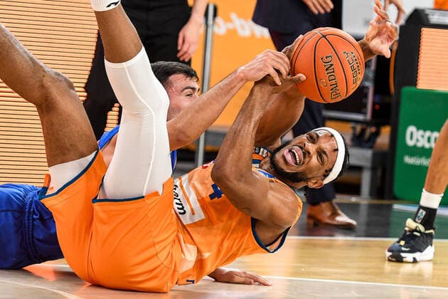 GER, BBL, ratiopharm Ulm vs Syntainics MBC 02.04.2022, ratiopharm arena, Neu-Ulm, GER, BBL, ratiopharm Ulm vs Syntainics MBC, im Bild Kampf um den Ball, Nikola Rebic (Syntainics, 44), Jaron Blossomgame (Ulm, 4)