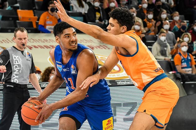 GER, BBL, ratiopharm Ulm vs Syntainics MBC 02.04.2022, ratiopharm arena, Neu-Ulm, GER, BBL, ratiopharm Ulm vs Syntainics MBC, im Bild Kostja Mushidi (Syntainics, 11), Michael Rataj (Ulm, 12)
