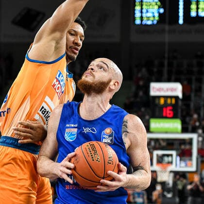 GER, BBL, ratiopharm Ulm vs Syntainics MBC 02.04.2022, ratiopharm arena, Neu-Ulm, GER, BBL, ratiopharm Ulm vs Syntainics MBC, im Bild Karim Jallow (Ulm, 35), Reggie Upshaw (Syntainics, 30)