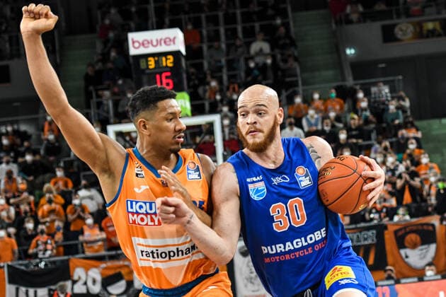 GER, BBL, ratiopharm Ulm vs Syntainics MBC 02.04.2022, ratiopharm arena, Neu-Ulm, GER, BBL, ratiopharm Ulm vs Syntainics MBC, im Bild Karim Jallow (Ulm, 35), Reggie Upshaw (Syntainics, 30)