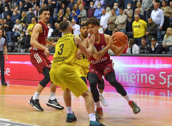 GER, Basketball,easy Credit-BBL, EWE Baskets Oldenburg vs FC Bayern München Basketball 02.04.2022, EWE Arena, Oldenburg, GER, easy Credit-BBL, EWE Baskets Oldenburg vs FC Bayern München Basketball , im Bild Joshua OBIESIE ( FC Bayern München Basketball 9 ) Max HEIDEGGER ( EWE Baskets Oldenburg 3 ) Nihad DJEDOVIC ( FC Bayern München Basketball 14 )