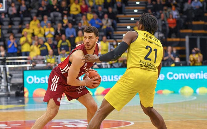 GER, Basketball,easy Credit-BBL, EWE Baskets Oldenburg vs FC Bayern München Basketball 02.04.2022, EWE Arena, Oldenburg, GER, easy Credit-BBL, EWE Baskets Oldenburg vs FC Bayern München Basketball , im Bild Gavin SCHILLING ( FC Bayern München Basketball 34 ) Tai ODIASE ( EWE Baskets Oldenburg 21 )