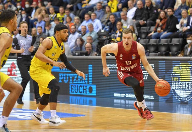 GER, Basketball,easy Credit-BBL, EWE Baskets Oldenburg vs FC Bayern München Basketball 02.04.2022, EWE Arena, Oldenburg, GER, easy Credit-BBL, EWE Baskets Oldenburg vs FC Bayern München Basketball , im Bild Andreas OBST ( FC Bayern München Basketball 13 ) Phil PRESSEY ( EWE Baskets Oldenburg 11 ) TJ HOLYFIELD ( EWE Baskets Oldenburg 22 )
