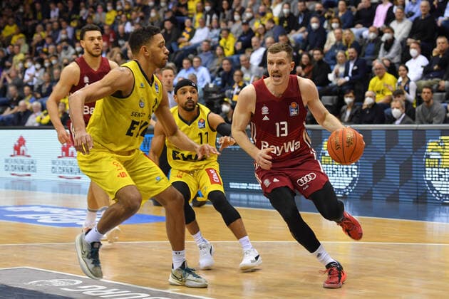 GER, Basketball,easy Credit-BBL, EWE Baskets Oldenburg vs FC Bayern München Basketball 02.04.2022, EWE Arena, Oldenburg, GER, easy Credit-BBL, EWE Baskets Oldenburg vs FC Bayern München Basketball , im Bild Andreas OBST ( FC Bayern München Basketball 13 ) Phil PRESSEY ( EWE Baskets Oldenburg 11 ) TJ HOLYFIELD ( EWE Baskets Oldenburg 22 )