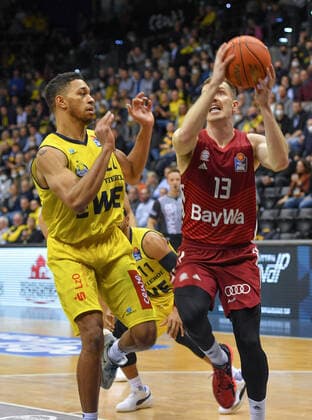 GER, Basketball,easy Credit-BBL, EWE Baskets Oldenburg vs FC Bayern München Basketball 02.04.2022, EWE Arena, Oldenburg, GER, easy Credit-BBL, EWE Baskets Oldenburg vs FC Bayern München Basketball , im Bild Andreas OBST ( FC Bayern München Basketball 13 ) TJ HOLYFIELD ( EWE Baskets Oldenburg 22 )