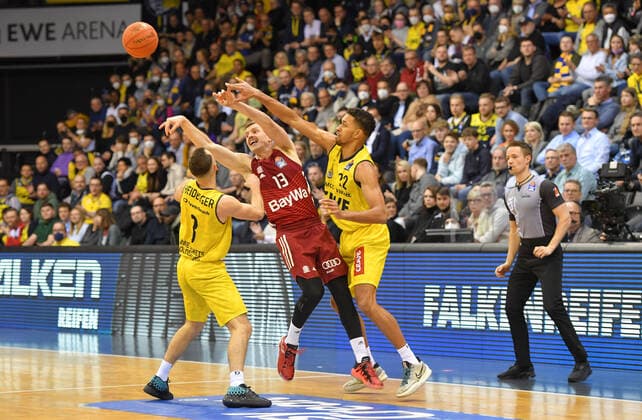 GER, Basketball,easy Credit-BBL, EWE Baskets Oldenburg vs FC Bayern München Basketball 02.04.2022, EWE Arena, Oldenburg, GER, easy Credit-BBL, EWE Baskets Oldenburg vs FC Bayern München Basketball , im Bild Andreas OBST ( FC Bayern München Basketball 13 ) Max HEIDEGGER ( EWE Baskets Oldenburg 3 ) TJ HOLYFIELD ( EWE Baskets Oldenburg 22 )