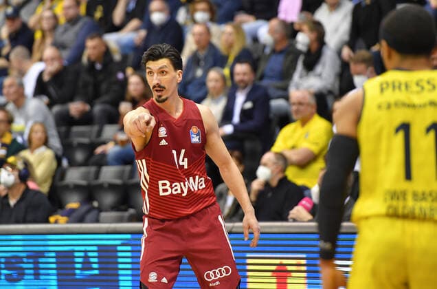 GER, Basketball,easy Credit-BBL, EWE Baskets Oldenburg vs FC Bayern München Basketball 02.04.2022, EWE Arena, Oldenburg, GER, easy Credit-BBL, EWE Baskets Oldenburg vs FC Bayern München Basketball , im Bild Nihad DJEDOVIC ( FC Bayern München Basketball 14 ) da hin