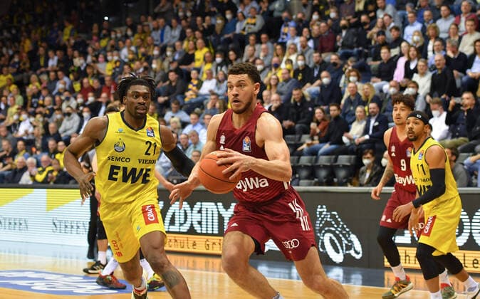 GER, Basketball,easy Credit-BBL, EWE Baskets Oldenburg vs FC Bayern München Basketball 02.04.2022, EWE Arena, Oldenburg, GER, easy Credit-BBL, EWE Baskets Oldenburg vs FC Bayern München Basketball , im Bild Gavin SCHILLING ( FC Bayern München Basketball 34 ) Tai ODIASE ( EWE Baskets Oldenburg 21 )