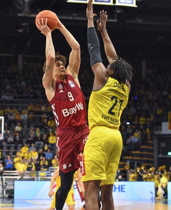 GER, Basketball,easy Credit-BBL, EWE Baskets Oldenburg vs FC Bayern München Basketball 02.04.2022, EWE Arena, Oldenburg, GER, easy Credit-BBL, EWE Baskets Oldenburg vs FC Bayern München Basketball , im Bild Joshua OBIESIE ( FC Bayern München Basketball 9 ) Tai ODIASE ( EWE Baskets Oldenburg 21 )