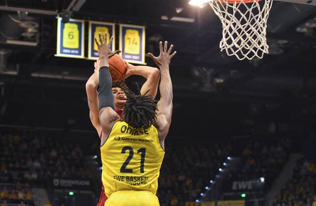 GER, Basketball,easy Credit-BBL, EWE Baskets Oldenburg vs FC Bayern München Basketball 02.04.2022, EWE Arena, Oldenburg, GER, easy Credit-BBL, EWE Baskets Oldenburg vs FC Bayern München Basketball , im Bild Joshua OBIESIE ( FC Bayern München Basketball 9 ) Tai ODIASE ( EWE Baskets Oldenburg 21 )