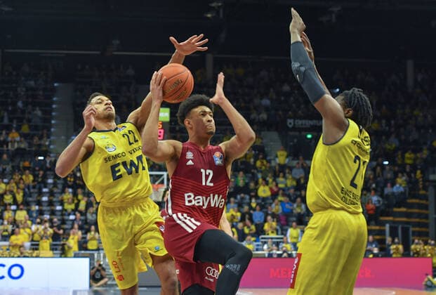 GER, Basketball,easy Credit-BBL, EWE Baskets Oldenburg vs FC Bayern München Basketball 02.04.2022, EWE Arena, Oldenburg, GER, easy Credit-BBL, EWE Baskets Oldenburg vs FC Bayern München Basketball , im Bild Jason GEORGE ( FC Bayern München Basketball 12 ) TJ HOLYFIELD ( EWE Baskets Oldenburg 22 ) Tai ODIASE ( EWE Baskets Oldenburg 21 )
