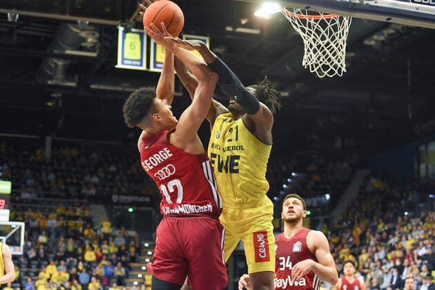 GER, Basketball,easy Credit-BBL, EWE Baskets Oldenburg vs FC Bayern München Basketball 02.04.2022, EWE Arena, Oldenburg, GER, easy Credit-BBL, EWE Baskets Oldenburg vs FC Bayern München Basketball , im Bild Tai ODIASE ( EWE Baskets Oldenburg 21 ) Jason GEORGE ( FC Bayern München Basketball 12 )