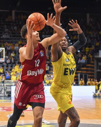 GER, Basketball,easy Credit-BBL, EWE Baskets Oldenburg vs FC Bayern München Basketball 02.04.2022, EWE Arena, Oldenburg, GER, easy Credit-BBL, EWE Baskets Oldenburg vs FC Bayern München Basketball , im Bild Jason GEORGE ( FC Bayern München Basketball 12 ) Tai ODIASE ( EWE Baskets Oldenburg 21 )