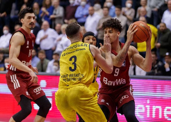 Oldenburg, Niedersachsen, DEU, 02.04.2022, Joshua Obiesie (rechts, FC Bayern Basketball) und Max Heidegger (EWE Baskets Oldenburg). EWE Baskets Oldenburg vs. FC Bayern Basketball. 1. Basketball-Bundesliga Saison 2021 2022, 28. Spieltag, Grosse EWE Arena. EWE Baskets Oldenburg vs. FC Bayern Basketball