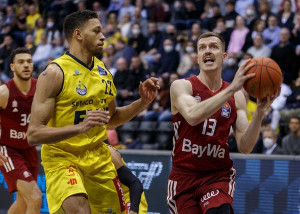 Oldenburg, Niedersachsen, DEU, 02.04.2022, Andreas Obst (rechts, FC Bayern Basketball) und TJ Holyfield (links, EWE Baskets Oldenburg). EWE Baskets Oldenburg vs. FC Bayern Basketball. 1. Basketball-Bundesliga Saison 2021 2022, 28. Spieltag, Grosse EWE Arena. EWE Baskets Oldenburg vs. FC Bayern Basketball