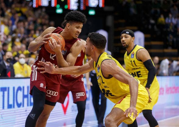 Oldenburg, Niedersachsen, DEU, 02.04.2022, Jason George (links, FC Bayern Basketball) unnd TJ Holyfield (rechts, EWE Baskets Oldenburg). EWE Baskets Oldenburg vs. FC Bayern Basketball. 1. Basketball-Bundesliga Saison 2021 2022, 28. Spieltag, Grosse EWE Arena. EWE Baskets Oldenburg vs. FC Bayern Basketball