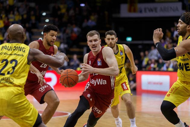 Oldenburg, Niedersachsen, DEU, 02.04.2022, Andreas Obst (Mitte, FC Bayern Basketball), Marvin Ogunsipe (FC Bayern Basketball) und Rickey Paulding (links, EWE Baskets Oldenburg). EWE Baskets Oldenburg vs. FC Bayern Basketball. 1. Basketball-Bundesliga Saison 2021 2022, 28. Spieltag, Grosse EWE Arena. EWE Baskets Oldenburg vs. FC Bayern Basketball