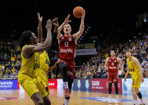 Oldenburg, Niedersachsen, DEU, 02.04.2022, Andreas Obst (Mitte, FC Bayern Basketball) und Tai Odiase (links, EWE Baskets Oldenburg). EWE Baskets Oldenburg vs. FC Bayern Basketball. 1. Basketball-Bundesliga Saison 2021 2022, 28. Spieltag, Grosse EWE Arena. EWE Baskets Oldenburg vs. FC Bayern Basketball