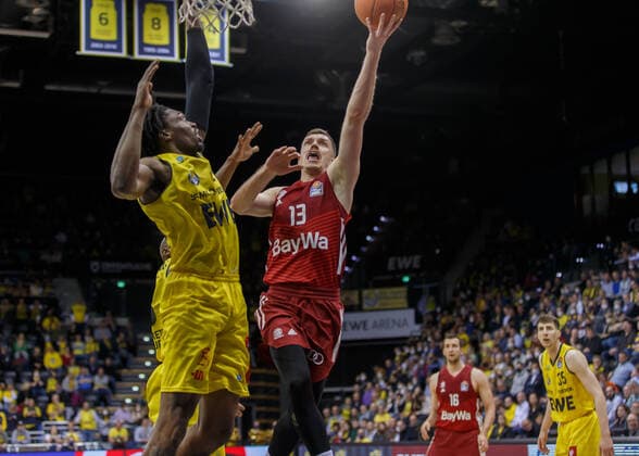 Oldenburg, Niedersachsen, DEU, 02.04.2022, Andreas Obst (Mitte, FC Bayern Basketball) und Tai Odiase (links, EWE Baskets Oldenburg). EWE Baskets Oldenburg vs. FC Bayern Basketball. 1. Basketball-Bundesliga Saison 2021 2022, 28. Spieltag, Grosse EWE Arena. EWE Baskets Oldenburg vs. FC Bayern Basketball
