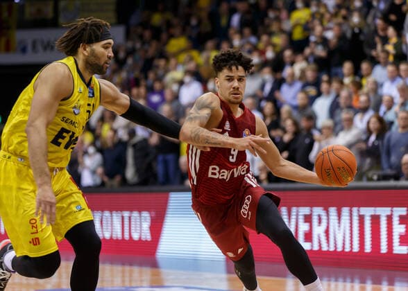 Oldenburg, Niedersachsen, DEU, 02.04.2022, Joshua Obiesie (rechts, FC Bayern Basketball) und Reggie Lynch (links, EWE Baskets Oldenburg). EWE Baskets Oldenburg vs. FC Bayern Basketball. 1. Basketball-Bundesliga Saison 2021 2022, 28. Spieltag, Grosse EWE Arena. EWE Baskets Oldenburg vs. FC Bayern Basketball