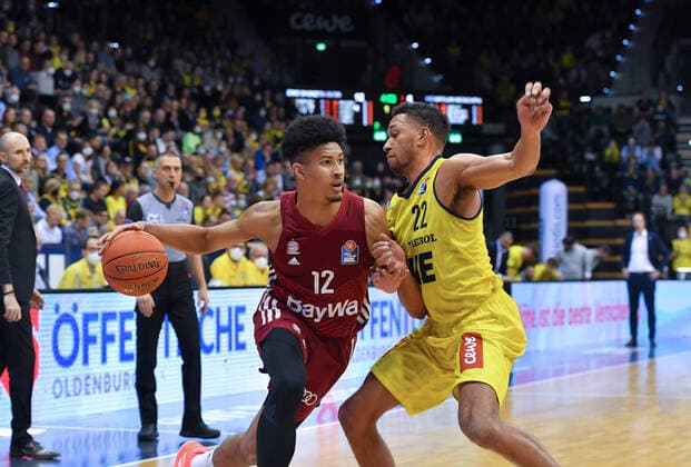 GER, Basketball,easy Credit-BBL, EWE Baskets Oldenburg vs FC Bayern München Basketball 02.04.2022, EWE Arena, Oldenburg, GER, easy Credit-BBL, EWE Baskets Oldenburg vs FC Bayern München Basketball , im Bild Jason GEORGE ( FC Bayern München Basketball 12 ) TJ HOLYFIELD ( EWE Baskets Oldenburg 22 )