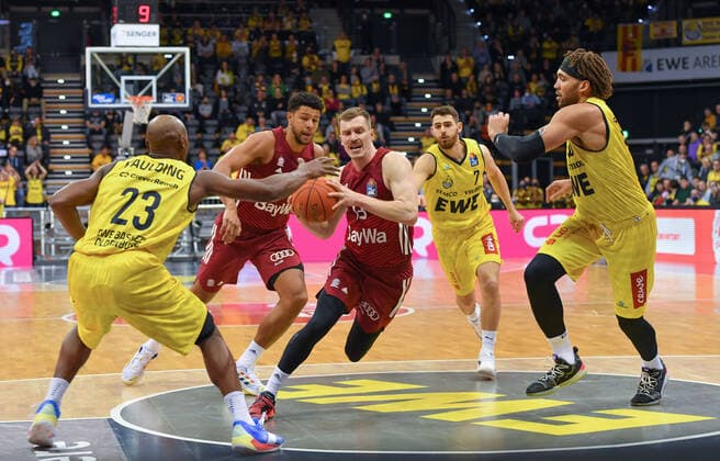 GER, Basketball,easy Credit-BBL, EWE Baskets Oldenburg vs FC Bayern München Basketball 02.04.2022, EWE Arena, Oldenburg, GER, easy Credit-BBL, EWE Baskets Oldenburg vs FC Bayern München Basketball , im Bild Rickey PAULDING ( EWE Baskets Oldenburg 23 ) Andreas OBST ( FC Bayern München Basketball 13 ) Sebastian HERRERA ( EWE Baskets Oldenburg 7 ) Reggie LYNCH ( EWE Baskets Oldenburg 50 )