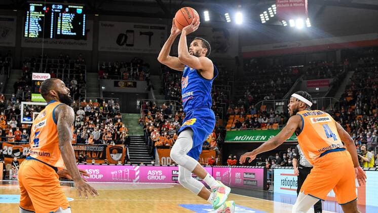 GER, BBL, ratiopharm Ulm vs Syntainics MBC 02.04.2022, ratiopharm arena, Neu-Ulm, GER, BBL, ratiopharm Ulm vs Syntainics MBC, im Bild Sean Evans (Ulm, 5), Jamel Morris (Syntainics, 20), Jaron Blossomgame (Ulm, 4)