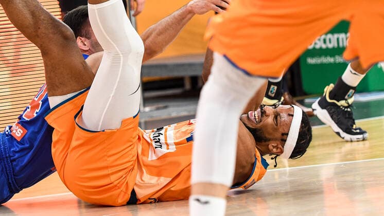 GER, BBL, ratiopharm Ulm vs Syntainics MBC 02.04.2022, ratiopharm arena, Neu-Ulm, GER, BBL, ratiopharm Ulm vs Syntainics MBC, im Bild Kampf um den Ball, Nikola Rebic (Syntainics, 44), Jaron Blossomgame (Ulm, 4)