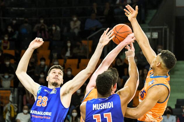 GER, BBL, ratiopharm Ulm vs Syntainics MBC 02.04.2022, ratiopharm arena, Neu-Ulm, GER, BBL, ratiopharm Ulm vs Syntainics MBC, im Bild Kampf um den Rebound, Goran Huskic (Syntainics, 23), Kostja Mushidi (Syntainics, 11), Karim Jallow (Ulm, 35)
