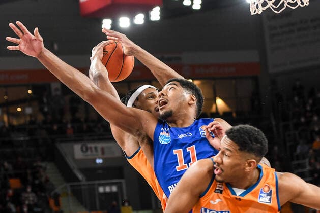 GER, BBL, ratiopharm Ulm vs Syntainics MBC 02.04.2022, ratiopharm arena, Neu-Ulm, GER, BBL, ratiopharm Ulm vs Syntainics MBC, im Bild Kampf um den Rebound, Jaron Blossomgame (Ulm, 4), Kostja Mushidi (Syntainics, 11), Karim Jallow (Ulm, 35)