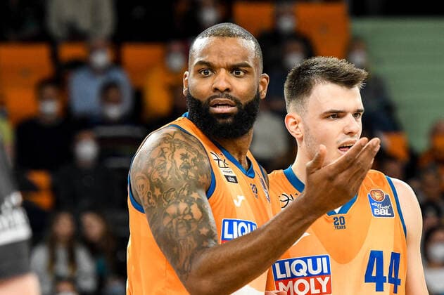 GER, BBL, ratiopharm Ulm vs Syntainics MBC 02.04.2022, ratiopharm arena, Neu-Ulm, GER, BBL, ratiopharm Ulm vs Syntainics MBC, im Bild Sean Evans (Ulm, 5), Fedor Zugic (Ulm, 44), nach einer Schiedsrichterentscheidung