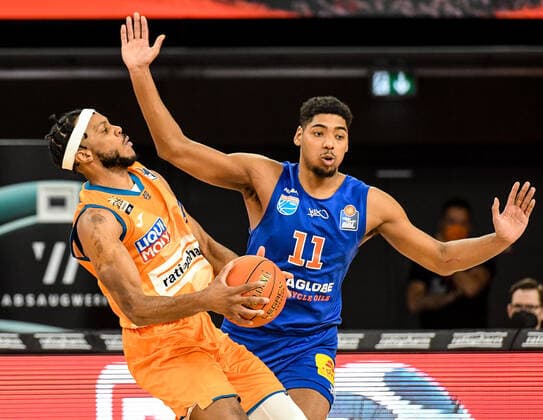 GER, BBL, ratiopharm Ulm vs Syntainics MBC 02.04.2022, ratiopharm arena, Neu-Ulm, GER, BBL, ratiopharm Ulm vs Syntainics MBC, im Bild Jaron Blossomgame (Ulm, 4), Kostja Mushidi (Syntainics, 11)