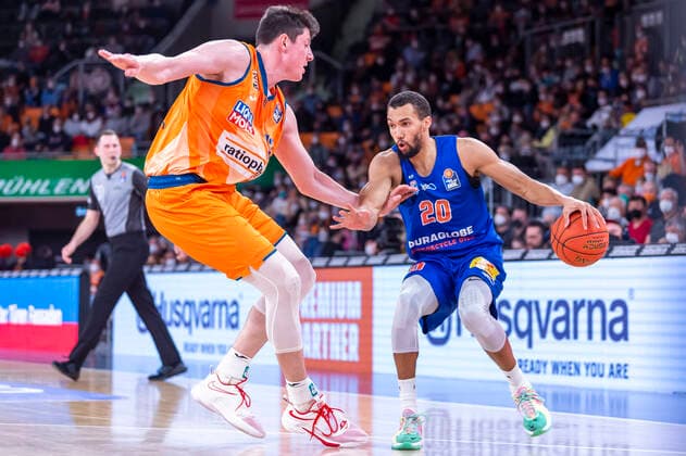 Jamel Morris (20, Syntainics MBC) mit Nicolas Bretzel (13, Ratiopharm Ulm) GER, Basketball, easyCredit Basketball Bundesliga, Spieltag 28, Ratiopharm Ulm vs Syntainics MBC, 02.04.2022, GER, Basketball, easyCredit Basketball Bundesliga, Spieltag 28, Ratiopharm Ulm vs Syntainics MBC, 02.04.2022 Neu-Ulm Copyright: xEibner-Pressefotox EP_FWF
