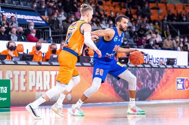 Jamel Morris (20, Syntainics MBC) mit Thomas Klepeisz (22, Ratiopharm Ulm) GER, Basketball, easyCredit Basketball Bundesliga, Spieltag 28, Ratiopharm Ulm vs Syntainics MBC, 02.04.2022, GER, Basketball, easyCredit Basketball Bundesliga, Spieltag 28, Ratiopharm Ulm vs Syntainics MBC, 02.04.2022 Neu-Ulm Copyright: xEibner-Pressefotox EP_FWF