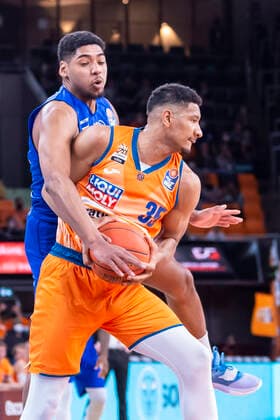 Chris Coffrey (22, Syntainics MBC) mit Karim Jallow (35, Ratiopharm Ulm) GER, Basketball, easyCredit Basketball Bundesliga, Spieltag 28, Ratiopharm Ulm vs Syntainics MBC, 02.04.2022, GER, Basketball, easyCredit Basketball Bundesliga, Spieltag 28, Ratiopharm Ulm vs Syntainics MBC, 02.04.2022 Neu-Ulm Copyright: xEibner-Pressefotox EP_FWF