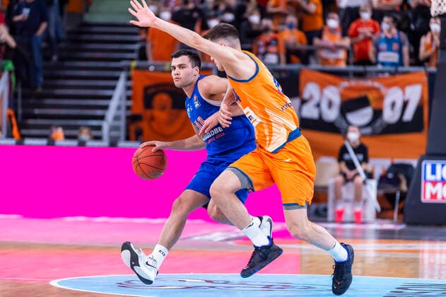 Nikola Rebic (44, Syntainics MBC) mit Fedor Zugic (44, Ratiopharm Ulm) GER, Basketball, easyCredit Basketball Bundesliga, Spieltag 28, Ratiopharm Ulm vs Syntainics MBC, 02.04.2022, GER, Basketball, easyCredit Basketball Bundesliga, Spieltag 28, Ratiopharm Ulm vs Syntainics MBC, 02.04.2022 Neu-Ulm Copyright: xEibner-Pressefotox EP_FWF